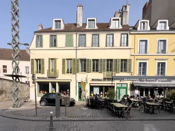 Au coeur de CHALON-SUR-SAONE : appartement type 3 entièremen