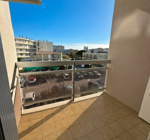 Beau t1 meuble a l'annee palavas terrasse parking clim