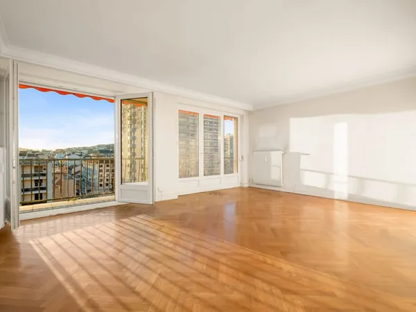 T5, dernier étage, vue Fourvière et terrasse