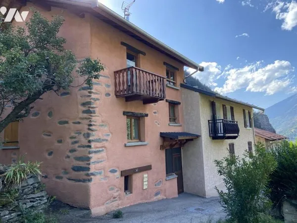 FRENEY  ENSEMBLE DE 2 MAISONS AVEC TERRAIN, GRANGES ET CAVES