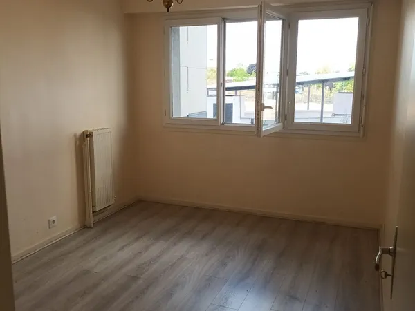 Particulier vend appartement à Epinay sur Seine plein centre ville à 3 minutes à pied de la mairie .