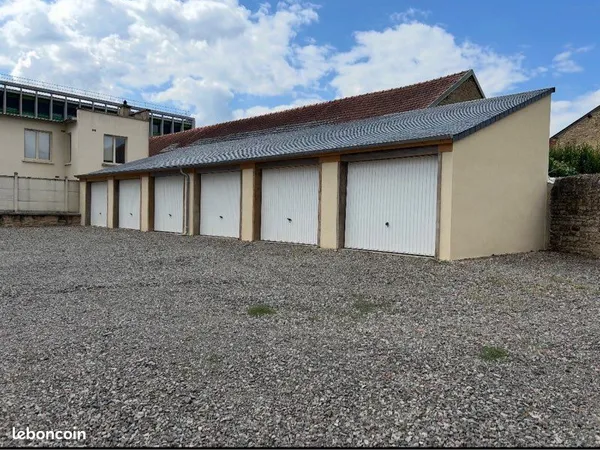 Location, Garage dans une cour fermée