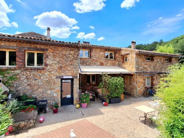 Authentique,bastide en pierres du XVIIIe siècle rénovée