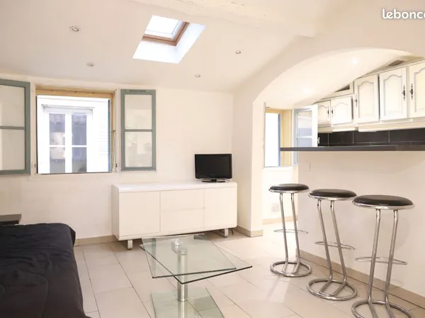 Superbe studio meublé de 21 m² au coeur du Vieux-Nice - Location à l'année