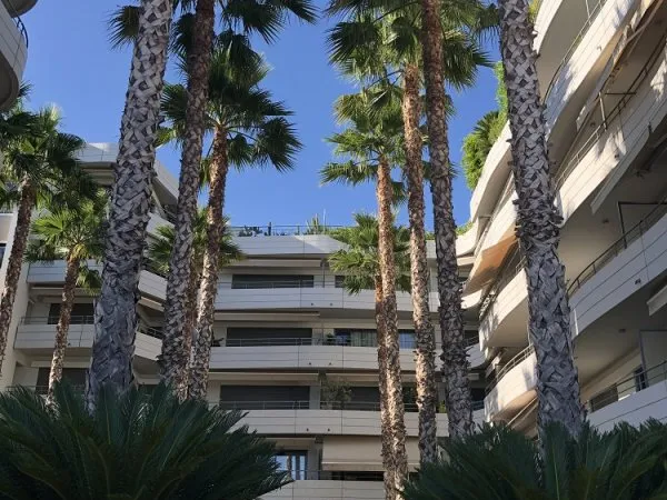 MENTON / GARAVAN -DANS UNE RÉSIDENCE DE STANDING AVEC LOGGIA 8 m2, CAVE ET PARKING*.