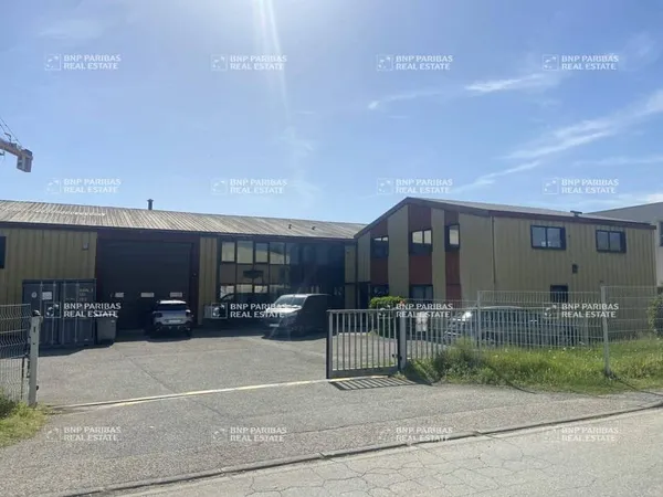 Local d'activité 1558 m²