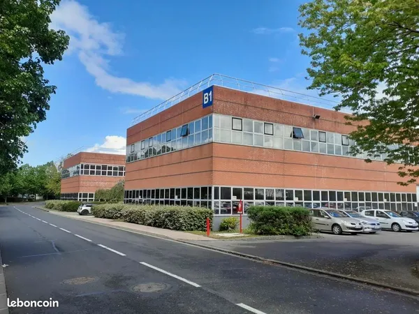 Bureaux 734 m² SAINT-THIBAULT-DES-VIGNES