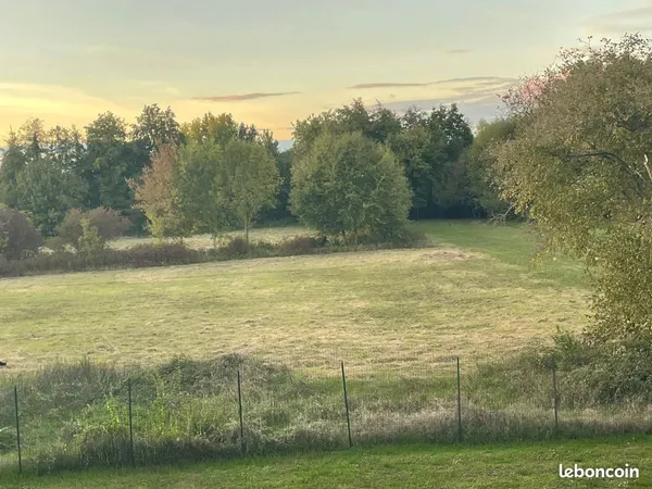 Terrain constructible avec projet de rénovation, au coeur d'un bourg, dans la région des châteaux de