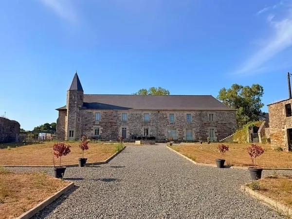 Manoir du XIVème siècle avec grandes dépendances et 5 ha en cent