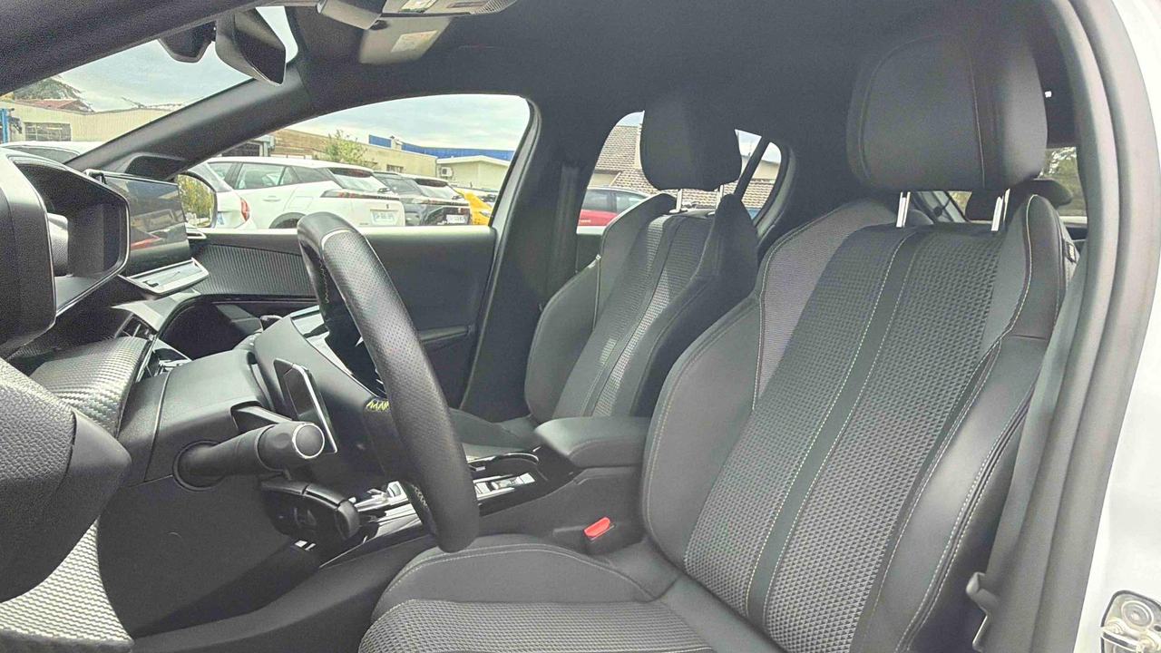 Peugeot 208 PureTech 100 S&amp;S EAT8 — photo 11