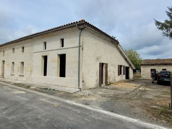 33230 LAGORCE-MAISON 225M2 EN PIERRES A RENOVER ET 1600M2 JARDIN