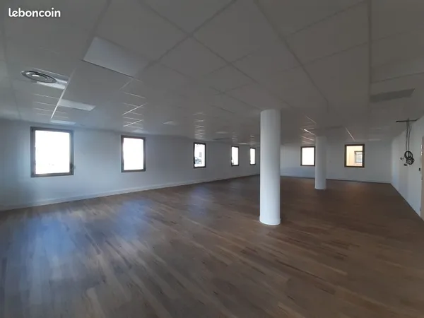 BUREAUX A LOUER - 110 m² à 246 m² environ