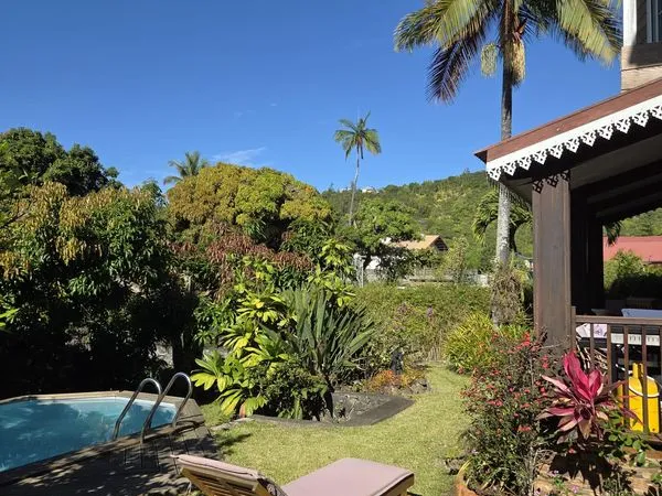 🌴 T5 avec piscine et jardin verdoyant plein centre Entre-Deux village créole typique