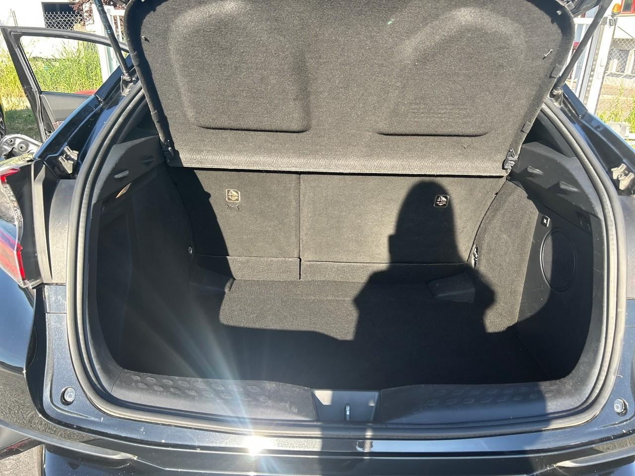 Toyota C-Hr 122h distinctive 2wd e-cvt — photo 6