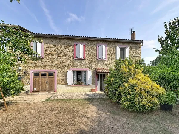 Maison en pierre rénovée avec grand terrain