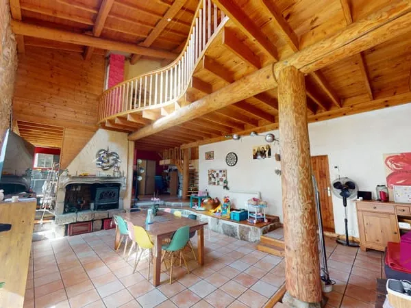 Maison en pierre de 177 m2 terrain de 130 m2 sur les hauteur