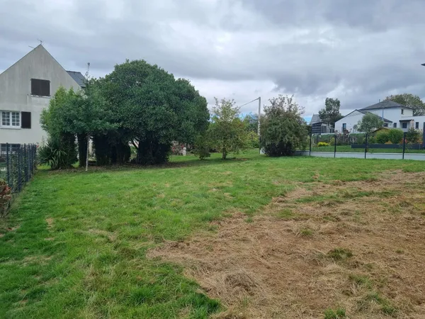 Terrain 592 m²