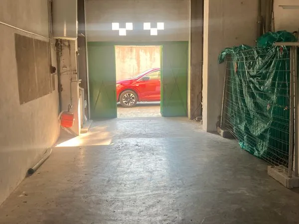 Garage box 50 m2 les sources