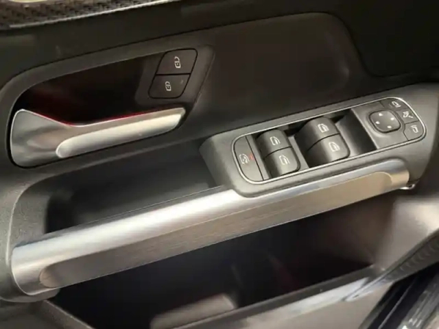 Mercedes Glb 200 d amg line — photo 17