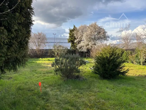 TERRAIN CONSTRUCTIBLE VIABILISE - 500 M² JOUE CENTRE