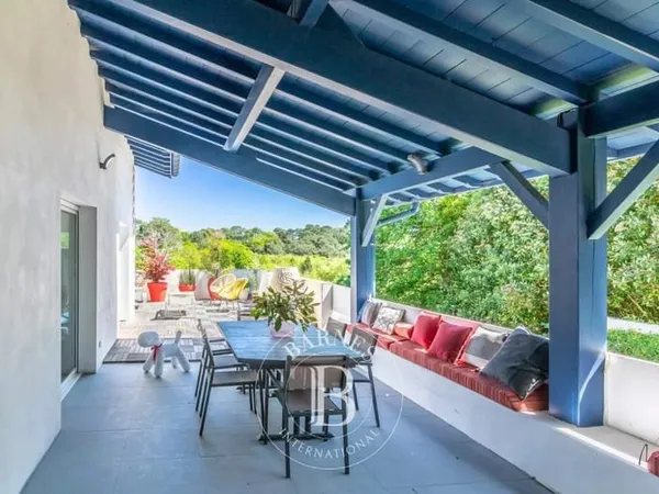 BIARRITZ, MAISON DE 330 M² ENTIÈREMENT RENOVÉE