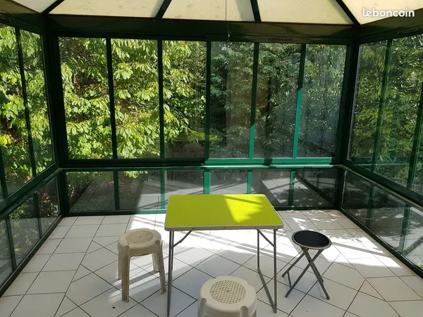 Belle chambre avec véranda dans une villa
