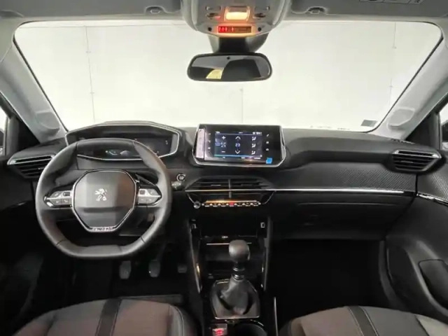 Peugeot 208 1.2 pure tech 100ch s&amp;s allure — photo 8