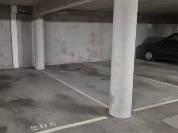 Grande place parking privé