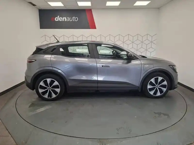 Renault Megane e-tech er ev60 130ch super charge — photo 10