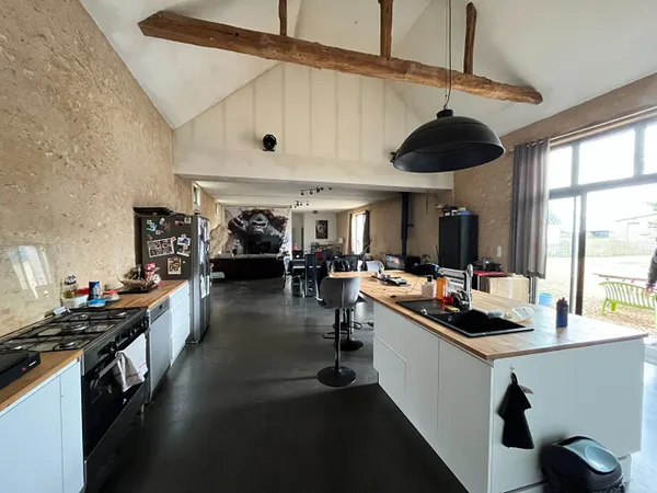 Grande maison familiale avec dépendance et vaste terrain à proximité de Noyant-Villages