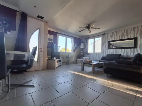 Maison des années 70, sous-sol complet, de 116 m2 habitables
