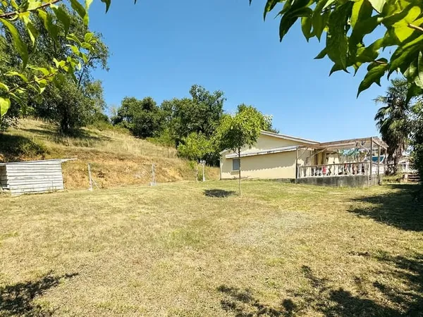 Maison lumineuse avec grand terrain dans un cadre calme et agréable