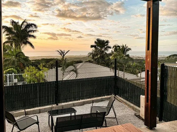 🏡 À louer — logement meublé avec terrasse et vue mer, à 8 minutes du CHOR