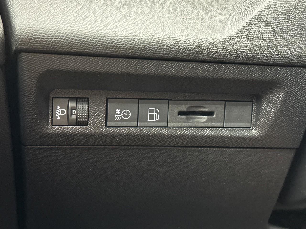 Peugeot 408 phev 180 e-eat8 allure pack — photo 17