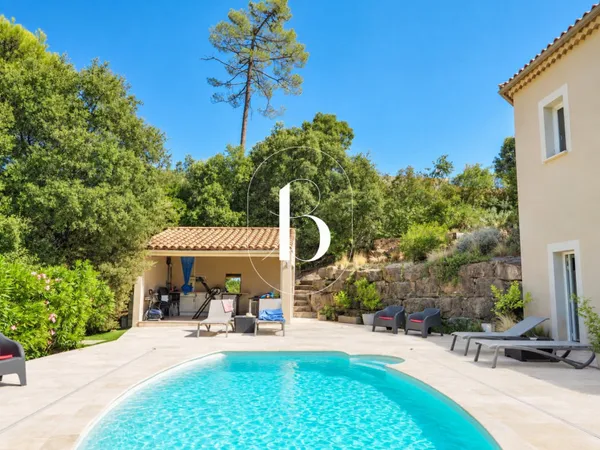 Maison contemporaine 5 pièces 218 m²