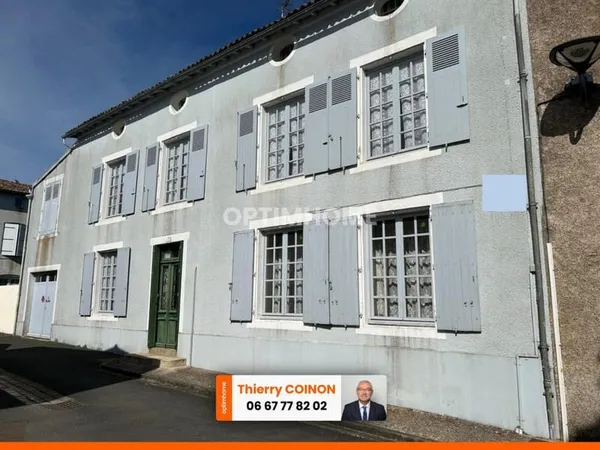 GRANDE MAISON DE BOURG AVEC CACHET, 3 CHAMBRES (possibilités ++), BEAUX VOLUMES, ESPACES AMÉNAGEABLE