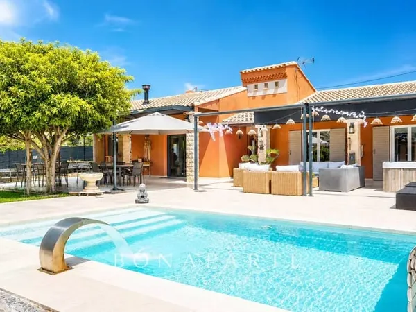 VENTABREN - VILLA CONTEMPORAINE DE PLAIN-PIED AVEC PISCINE CHAUFFÉE ET JACUZZI