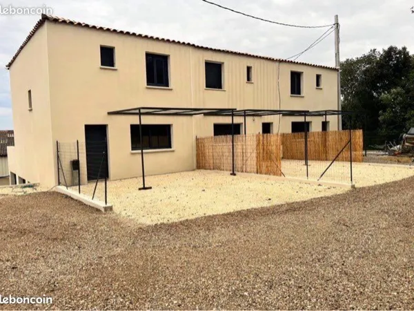Maison mitoyenne 3ch 2 garages terrasse jardin