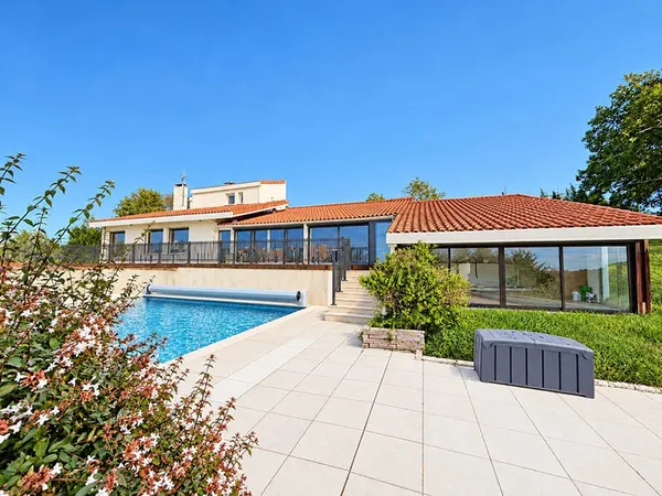 Pujols, villa d'architecte avec piscine et vue