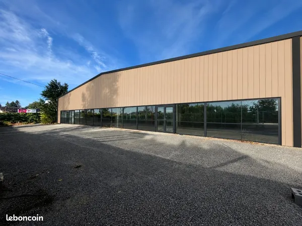 Local / Entrepôt / Stockage 650m2 À LOUER (EN COURS DE RÉNOVATION)