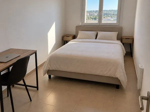 Chambre meublée en colocation