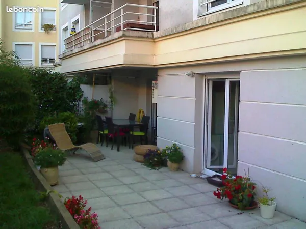 T2 RDC 49 m2 + terrasse + garage Villeurbanne Grand Clément