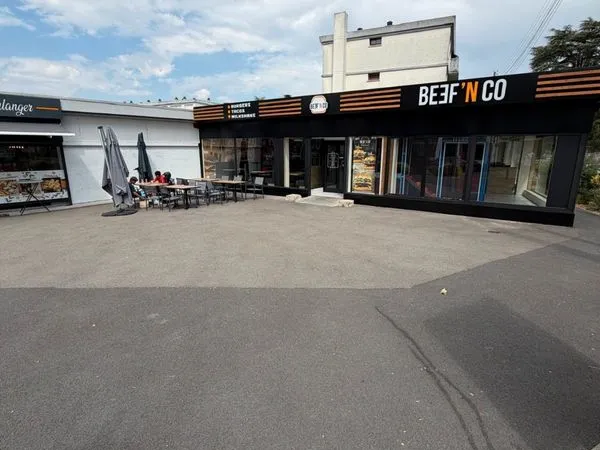 Vends grand fast-food avec aire de jeux et bornes de commande