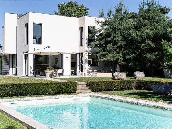 Vends maison - 210 m² - 5 pièces, 4 chambres - St Cyr Au Mont D Or 69450