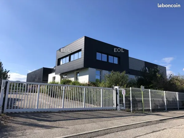 Local industriel 1 335 m²