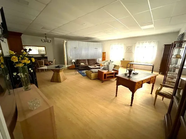 BATIMENT COMMERCIAL ou INDUSTRIEL de 672 M²
