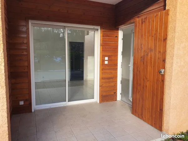 à louer - t2 de plain-pied avec extérieur privatif à roiffieux (07)