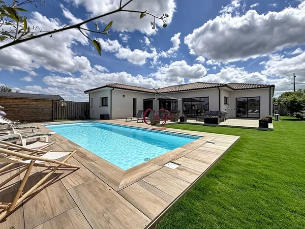 Villa comtemporaine de plain pied 183 m2 garage , piscine , 4 chambres