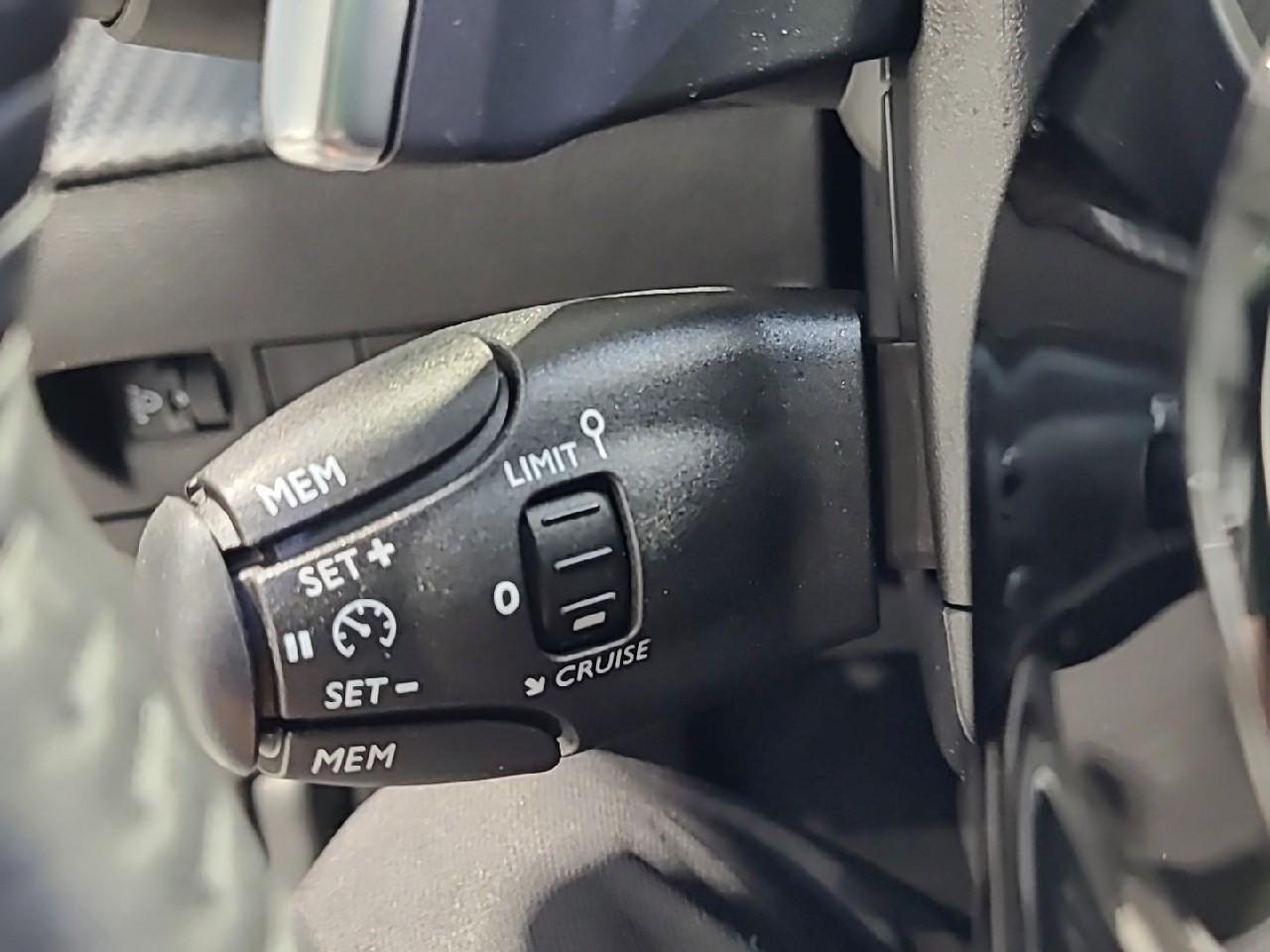 Peugeot 2008 hybrid 145 ch e-dcs6 allure — photo 24