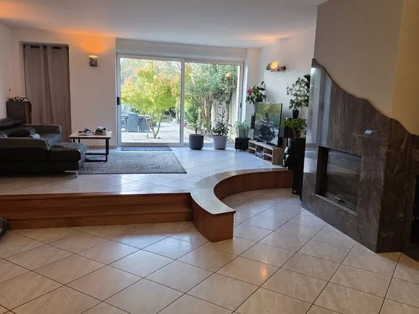 Maison de caractère de 220 m² - Grand séjour de 90 m², jardin, terrasse et garage de 110 m² - Mars-l